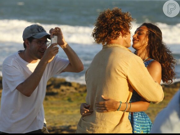 José Loreto e Débora Nascimento posam para o diretor Thiago Teitelroit nos bastidores de 'Flor do Caribe'