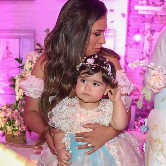 Filha de Simone Mendes, Zaya usou vestido bufante, com direito à coroa de flores na cabeça