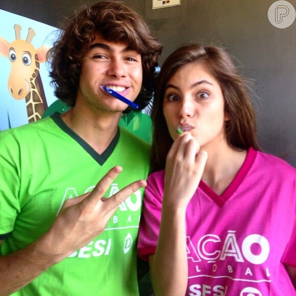Rafael Vitti e Bruna Hamu, de 'Malhação', posam escovando os dentes durante evento