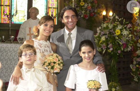 Novela 'O Beijo do Vampiro': Lívia (Flávia Alessandra) chega a casar com Rodrigo (Alexandre Borges) após morte do marido, e depois fica com Augusto (Marco Ricca)