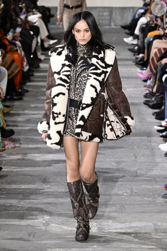 Mix de animal print na Semana de Moda de Milão: padronagens de zebra, cobra e onça apareceram reunidas nesse outfit de passarela