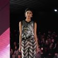 Mix de brilho e estampas geométricas: outfit da Semana de Moda de Milão reúne tendências