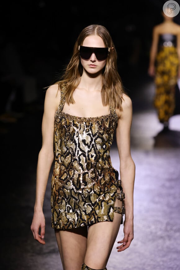 Brilho e animal print se combinam em outfit de passarela da Semana de Moda de Milão