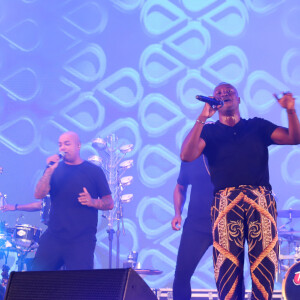 Thiaguinho abriu noite de shows do CarnaRildy no Rio de Janeiro e contou com a presença da nova namorada, Carol Peixinho