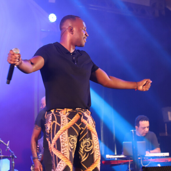 Show de Thiaguinho abriu o primeiro dia do CarnaRildy, que também contou com a presença de outros famosos além da namorada, Carol Peixinho