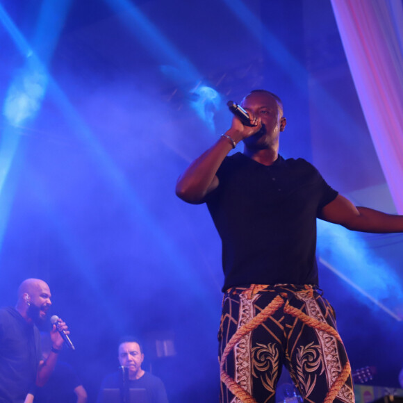 Thiaguinho estava solteiro desde 2019 até começar a ter flagras frequentes com Carol Peixinho, antes de assumir o namoro