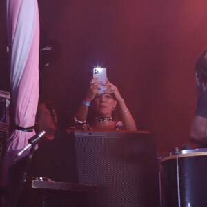 Assumidos! Carol Peixinho curte show de Thiaguinho após ser a primeira namorada assumida do cantor desde a separação com Fernanda Souza