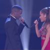 Ariana Grande e Big Sean trocaram carinhos no backstage do evento