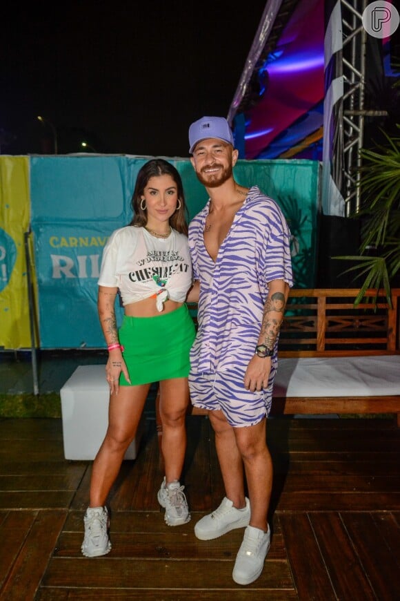 Bianca Andrade posa com saia verde em look de Carnaval. Marido da influencer, Fred usou animal print