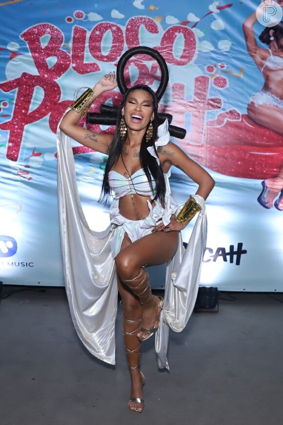 Carnaval de Pocah: cantora trouxe brilho para seu look com tecido acetinado e acessórios metalizados