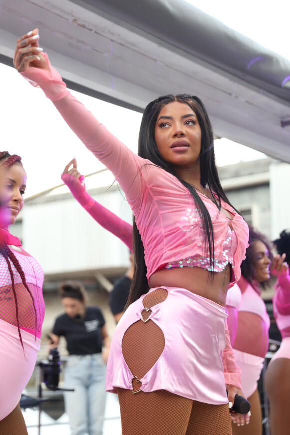 Carnaval de Ludmilla: cantora usa saia rosa clarinha com recortes na lateral