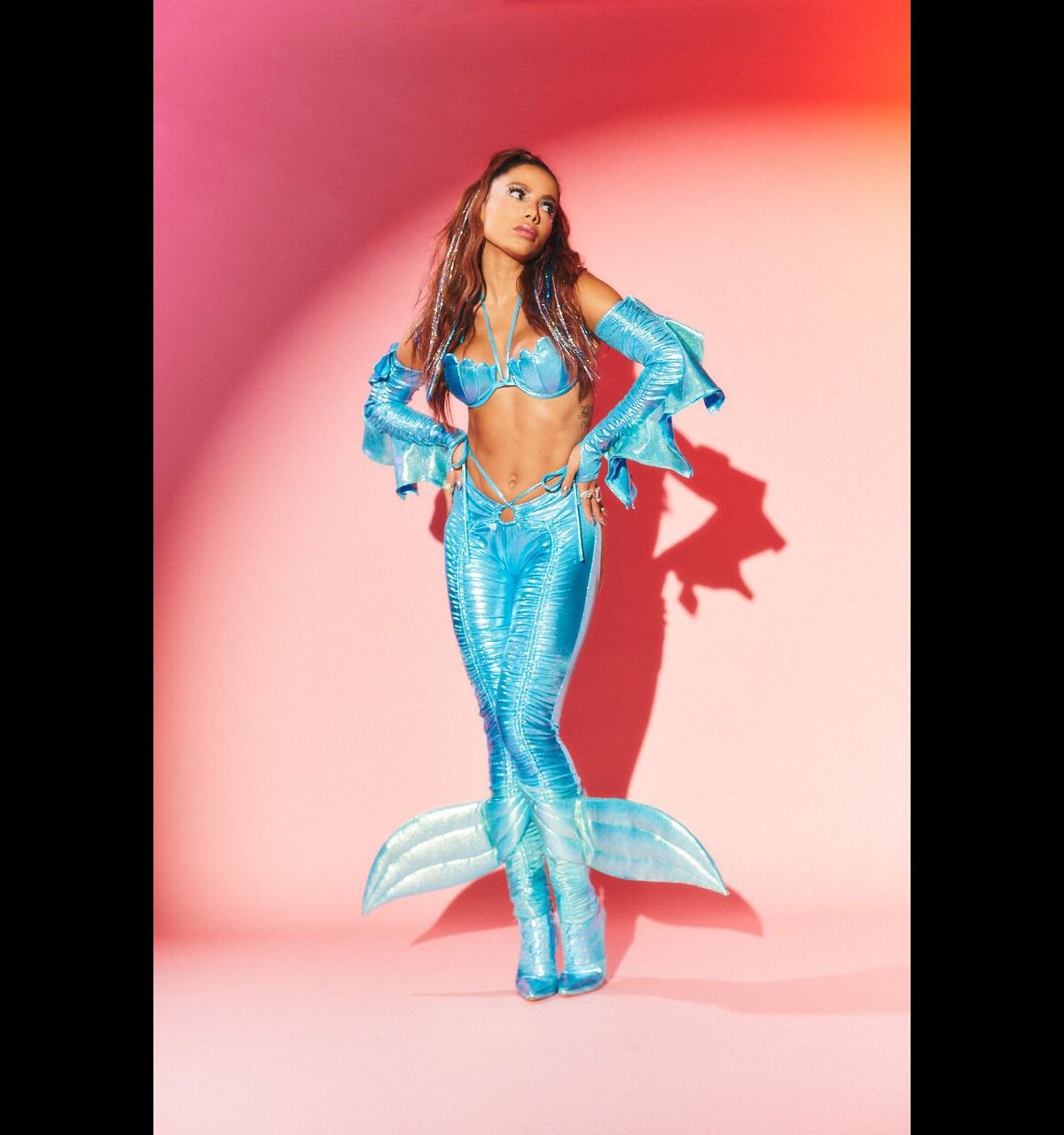 Foto: Look de Anitta: no Carnaval, cantora usou fantasia de sereia com  recortes - Purepeople