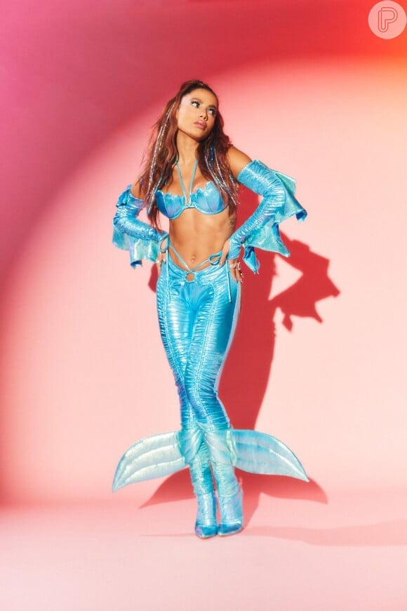 Look de Anitta: no Carnaval, cantora usou fantasia de sereia com recortes