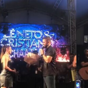 Natália Toscano ganha flores de Zé Neto no palco de um show do sertanejo no dia em que os dois fazem 13 juntos