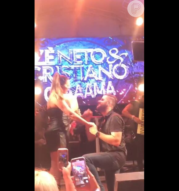 Zé Neto, da dupla com Cristiano, se ajoelhou em frente a Natália Toscano para se declarar para a amada