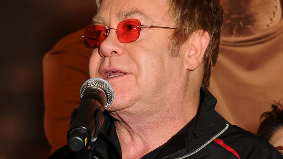 Elton John cai da cadeira ao vivo durante partida de tênis em Londres