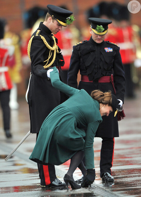 Kate Middleton prendeu o salto do sapato no chão enquanto cumprimentava os soldados