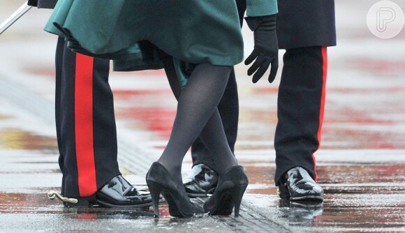 Kate Middleton prende o sapato e quase fica descalça na parada do Dia de São Patrício, na Inglaterra