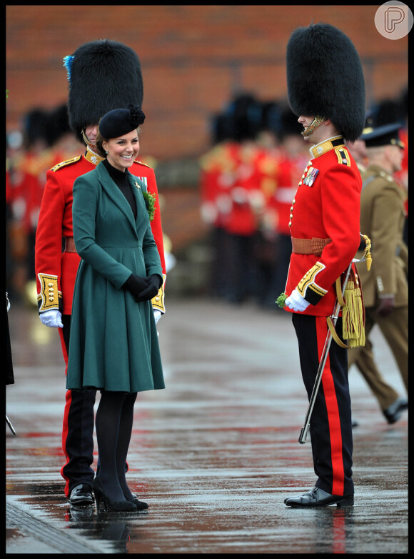 Kate Middleton cumprimentou os soldados do 1º Batalhão da Guarda Irlandesa e distribuiu ramos de trevos