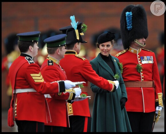 Kate Middleton participou da parada do Dia de São Patrício realizada pelo 1º Batalhão da Guarda Irlandesa, em Mons Barracks em Aldershot, no sul da Inglaterra, no domingo, 17 de março de 2013