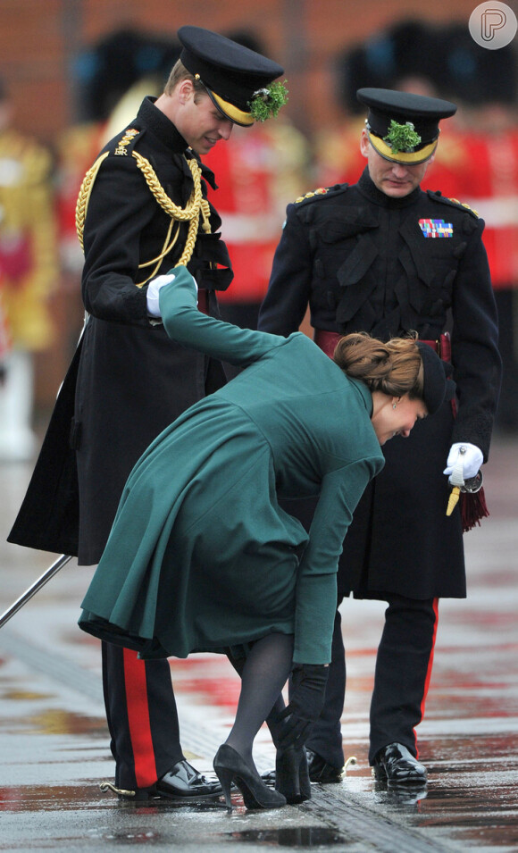 Grávida, Kate Middleton precisou da ajuda do marido, o príncipe William, para se soltar