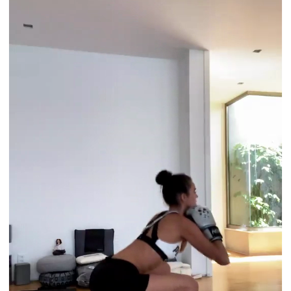 Bruna Marquezine fez também agachamentos em dia de treino intenso