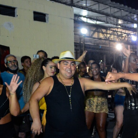 Musa da São Clemente, Thelma Assis brilhou com look de recorte ousado nas laterais