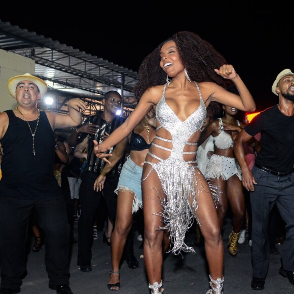 Look franjado de Thelma Assis garantiu ainda mais beleza aos movimentos da Musa da São Clemente