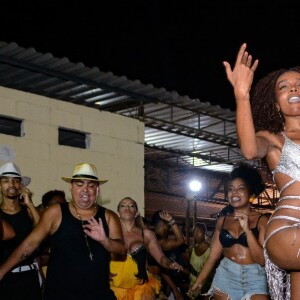 Thelma Assis surpreendeu pelo corpo enxuto em ensaio da São Clemente