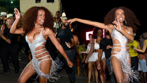 Carnaval 2022: Thelma Assis estreia como Musa da São Clemente e passa perrengue em ensaio. Fotos!
