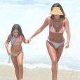 Deborah Secco combina biquíni com a filha, Maria Flor, em dia de praia
