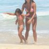Deborah Secco curte praia do Rio e combina biquíni com a filha, Maria Flor