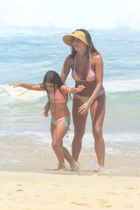 Deborah Secco curte praia do Rio e combina biquíni com a filha, Maria Flor