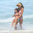 Deborah Secco brinca com a filha, Maria Flor, em mar