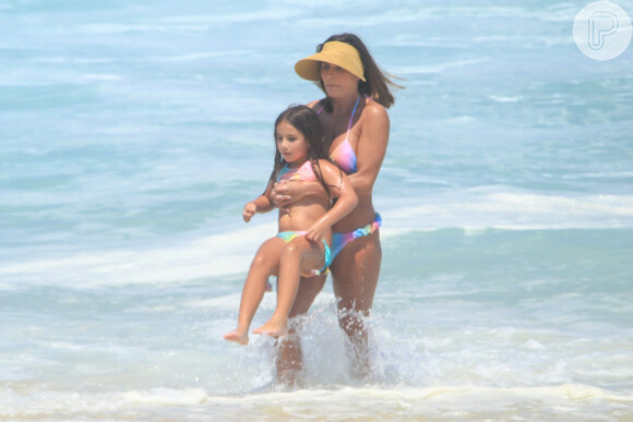 Deborah Secco brinca com a filha, Maria Flor, em mar