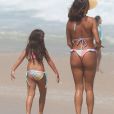 Deborah Secco combina biquíni com a filha, Maria Flor, em praia do Rio de Janeiro