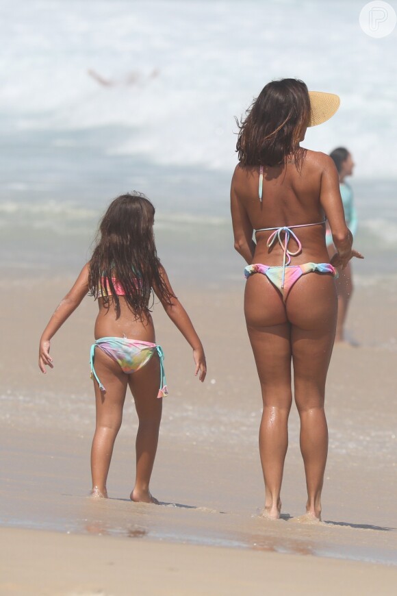 Deborah Secco combina biquíni com a filha, Maria Flor, em praia do Rio de Janeiro