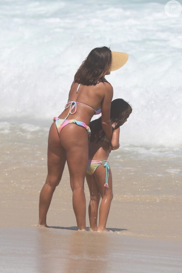 Deborah Secco brinca na praia com a filha, Maria Flor