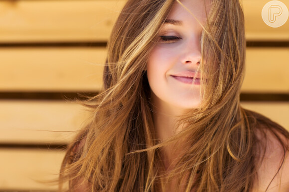 O cabelo quimicamente tratado, com luzes ou coloração, sofre ainda mais danos no verão