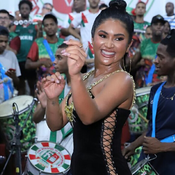 Mileide Mihaile não economizou na fantasia para o ensaio na quadra da Acadêmicos do Grande Rio