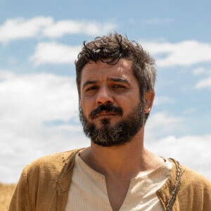Josué (Guilherme Duarte) é colega de Eliúde (Igor Cotrim) será em suas terras para onde a arca da aliança vai ser levada pelo povo da Filístia, na novela 'Reis'