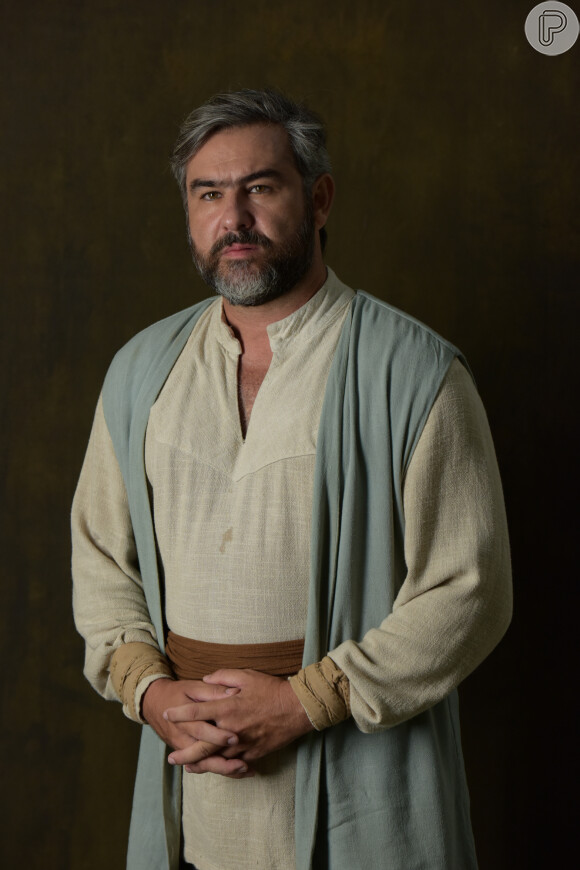 Laísh (Thierry Figueira) é servo de Saul (Carlo Porto), o marido de Libi (Carol Fazu) une honestidade, justiça e amorosidade, em 'Reis'