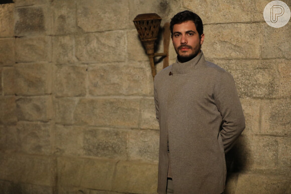 Na 4ª temporada da novela 'Reis', o servo de Iran é o papel e Ivo Gandra