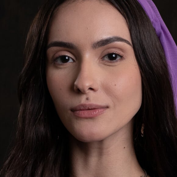 Rafaela Sampaio é Evelyn, uma jovem à frente do seu tempo na oitava temporada da novela/série 'Reis'
