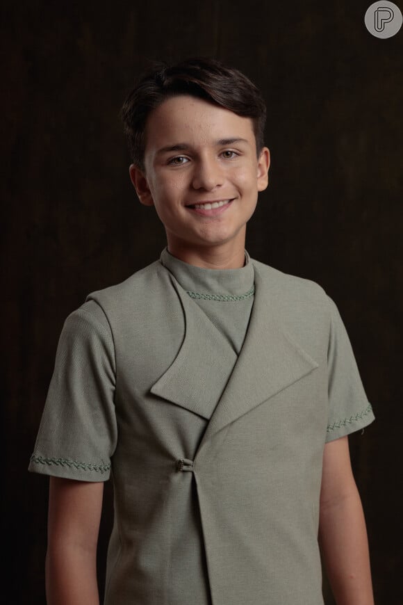 Na oitava temporada da série/novela 'Reis', Siméia na infância é interpretado pelo ator Miguel Cardoso