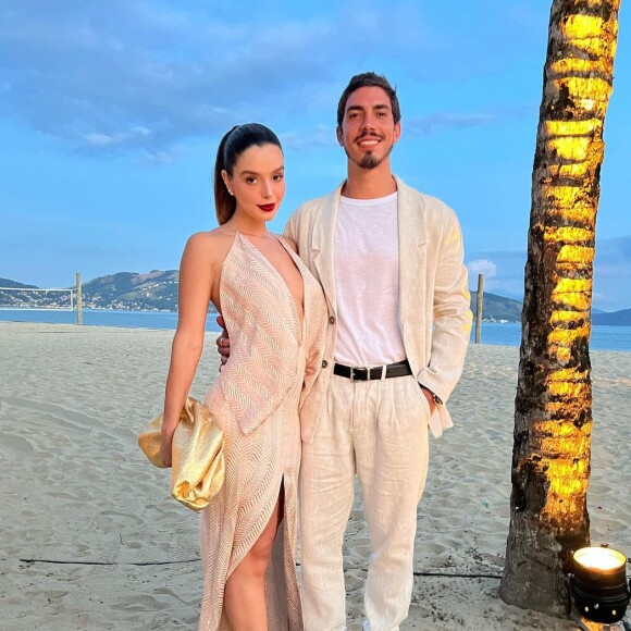 Giovanna Lancellotti com o namorado no casamento de Piny Montoro