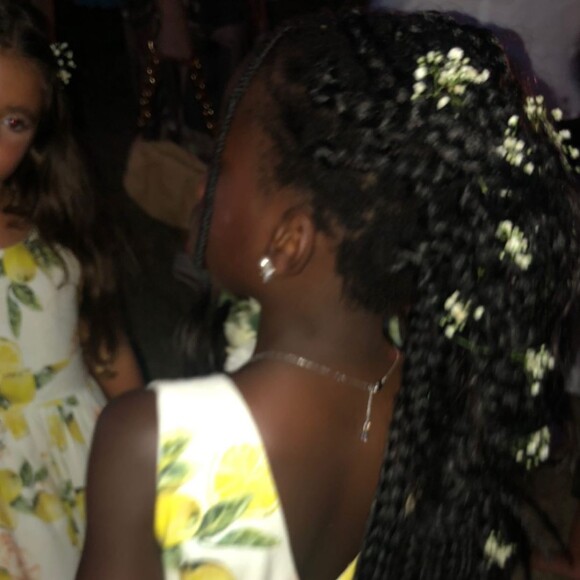 Detalhe do penteado de Títi no casamento