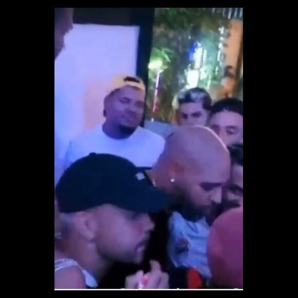 Após terminar, Adriano Imperador foi visto em uma balada na Zona Oeste do Rio