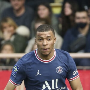 Kylian Mbappé ocupa a quarta posição com 43 milhões de dólares (R$ 219,3 milhões)