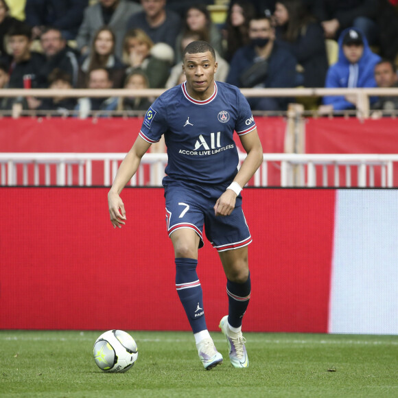 Kylian Mbappé ocupa a quarta posição com 43 milhões de dólares (R$ 219,3 milhões)